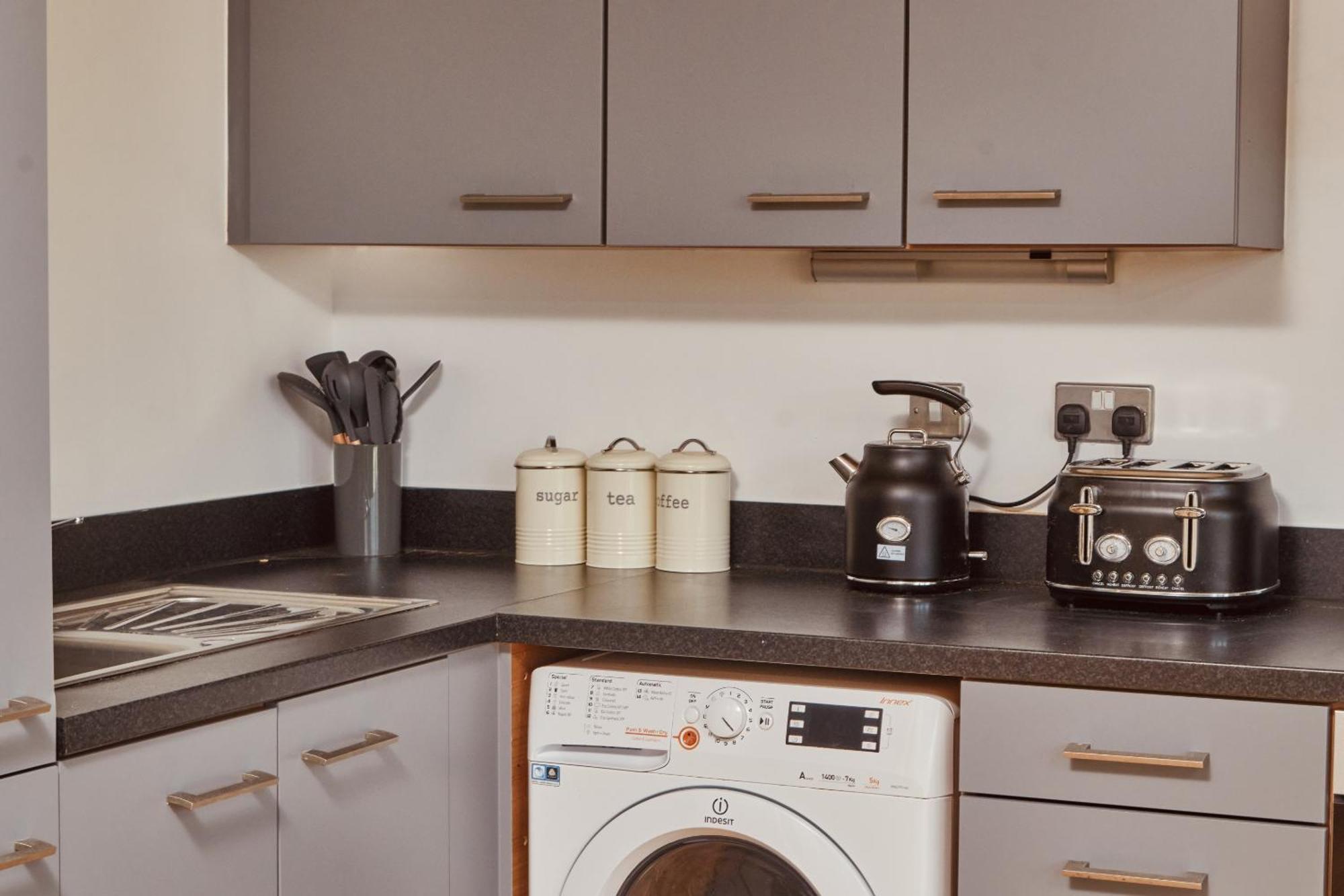 Dock Apt, Free Secure Parking! 2 Bed Apartment *