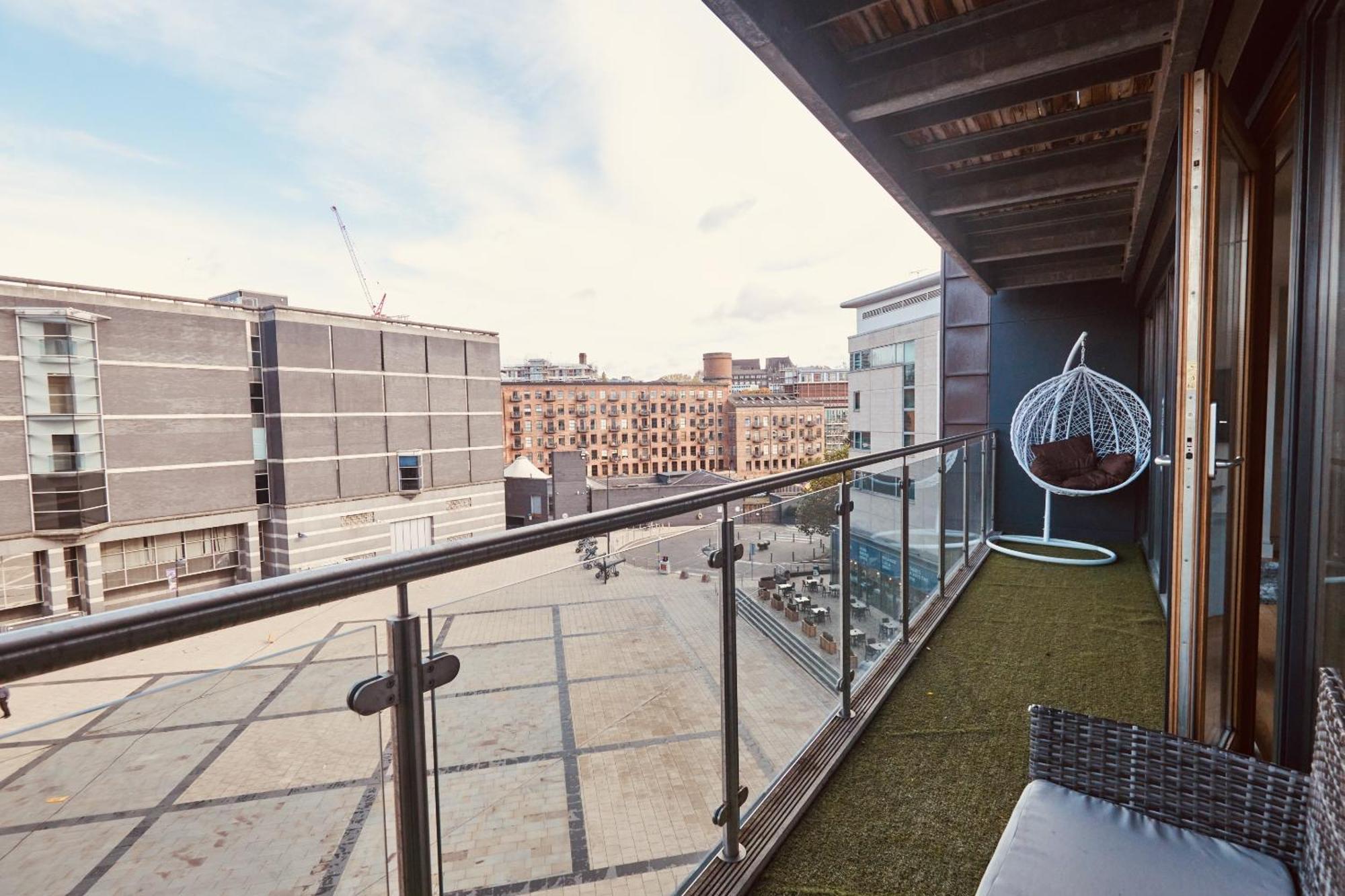 Dock Apt, Free Secure Parking! 2 Bed * Leeds (West Yorkshire)