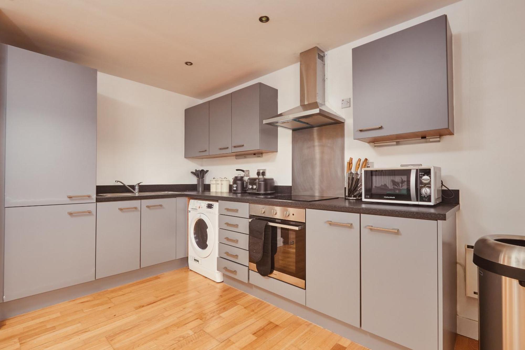 Dock Apt, Free Secure Parking! 2 Bed *
